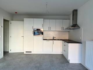 Appartement d'une chambre entièrement rénové dans le centre de Louvain. L'appartement est équipé de tout le confort. Hall d'entrée spacieux avec toilettes séparées et débarras avec branchement pour machine à laver. Séjour avec cuisine ouverte et accès à la terrasse. Une chambre spacieuse avec salle de bain équipée d'un lavabo et d'une douche à l'italienne. Disponible immédiatemment. Loyer 995 € + 75 € de provision pour charges communes. (les charges sont individuelles)