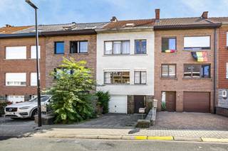 <p>Immo Pické biedt U deze rustig en goed gelegen te renoveren woning aan, in de onmiddellijke omgeving van winkels, scholen, openbaar vervoer en belangrijke verbindingswegen. Deze woning bestaat op het gelijkvloers uit een inkomhal met apart gastentoilet, een berging, een wasplaats en een garage. Op de eerste verdieping vinden we een woonkamer met eetplaats, een aangrenzende keuken, een nachthal en een bureau. Op de tweede verdieping vinden we een nachthal met 2 grote slaapkamers (15 m² en 14 m²), een badkamer en een bureau. Via een reeds aanwezige vaste trap bereiken we de zolderverdieping, waar nog twee slaapkamers ( 13m² en 18m²) aanwezig zijn samen met een nachthal. Bovendien beschikt de woning over een autostaanplaats voor de woning en een tuin achter de woning.</p>