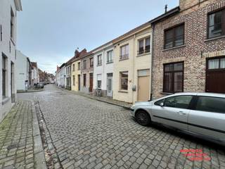 In hartje Brugge vindt u deze instapklare woning die recentelijk werd gerenoveerd. Via de inkomhal komt u terecht in de lichtrijke woonkamer. Er is een zeer praktische open keuken voorzien van ruime koelkast, kookplaat, dampkap en oven. Vlakbij de keuken is er een berging met aansluiting voor wasmachine. Op het gelijkvloers vindt u alsook de badkamer voorzien van wastafel met meubel, ruime douchecel en toilet. De woning geniet van een stadskoer waarbij je de ganse dag door van de zon kunt genieten. Aanpalend is er nog ruime bergruimte. Op het eerste verdiep vindt u 2 slaapkamers.
