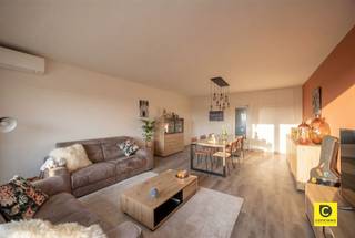 <p><span>Royaal en instapklaar appartement (114 m²) met zonnige terrassen en optimaal comfort</span></p><p><span>Bent u op zoek naar ruimte, licht en modern wooncomfort? Dit indrukwekkende appartement van ca. 125 m² biedt alles wat u nodig heeft. Met twee uitzonderlijk grote slaapkamers, terrassen aan beide zijden en een energiezuinige afwerking met airco, is dit een unieke kans voor wie zorgeloos wil verhuizen naar een pand met allure. Dit appartement heeft een uitstekende ligging met openbaar vervoer voor de deur. Ook met de fiets bent u meteen in het centrum van Antwerpen of aan Berchem station.</span></p><p><span> </span></p><p><span>Inkomhal</span></p><p><span>Bij binnenkomst ervaart u direct de ruimte van dit appartement. De ruime inkomhal geeft direct toegang tot zowel de leefruimte als de keuken. Hier is voldoende plaats voor een vestiairekast, wat zorgt voor een opgeruimde en gastvrije ontvangst.</span></p><p><span> </span></p><p><span>Leefruimte & keuken</span></p><p><span>De riante leefruimte van maar liefst 35 m² baadt in het natuurlijke licht. Dankzij de grote raampartijen geniet u hier van een open en luchtig gevoel. Een grote troef is de aanwezige airco/warmtepomp, waardoor het hier zowel in de zomer als in de winter heerlijk toeven is. Vanuit de zithoek stapt u zo het zuidwest gerichte terras op, de perfecte plek om te genieten van de namiddag- en avondzon. De aparte keuken is een functionele ruimte waar elke kookliefhebber zich thuis voelt. De keuken is volledig uitgerust met alle moderne toestellen en biedt voldoende werk- en opbergruimte. Dankzij de directe verbinding met de hal en de nabijheid van de leefruimte is dit een zeer praktische indeling.</span></p><p><span> </span></p><p><span>Slaapkamers & badkamer</span></p><p><span>Aan de rustige zijde van het appartement bevinden zich twee volwaardige slaapkamers die met 15 m² en 17 m² ruim boven het gemiddelde liggen. Beide kamers zijn uitgerust met airco/warmtepomp voor een optimaal slaapklimaat. Vanuit de slaapkamer heeft u bovendien toegang tot het tweede terras aan de achterzijde. De badkamer is modern en verzorgd ingericht met een dubbel lavabomeubel en een inloopdouche. Hier is ook een aansluiting voor de wasmachine en droogkast voorzien. Het aparte toilet bevindt zich in de nachthal.</span></p><p><span> </span></p><p><span>Kelder & staanplaats</span></p><p><span>Het appartement beschikt ondergronds nog over een handige kelderruimte. Uw fiets staat veilig in de gemeenschappelijke fietsenberging. Voor wie extra comfort wenst, is er de mogelijkheid om een buitenstaanplaats aan te kopen voor 14.500 euro, zodat u nooit meer hoeft te zoeken naar een parkeerplek.</span></p><p><span> </span></p><p><span>Troeven:</span></p><p><span>- Ca. 114 m² aan pure woonruimte.</span></p><p><span>- Twee ruime kamers van 15 m² en 17 m².</span></p><p><span>- Airco/warmtepomp in leefruimte en slaapkamers.</span></p><p><span>- Terrassen aan zowel de voor- als achterzijde (vooraan ZW-gericht).</span></p><p><span>- Mogelijkheid tot staanplaats</span></p><p><span> </span></p><p><span>Kortom: een instapklaar appartement waar ruimte en modern gemak hand in hand gaan. Maak snel een afspraak voor een bezichtiging!</span></p>