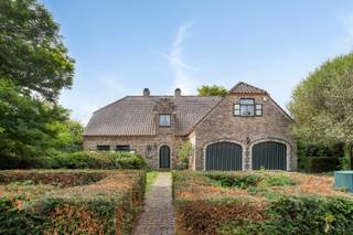<strong>Ruime gezinswoning met 4 slaapkamers op perceel van 14a 16ca te koop in Tessenderlo</strong><br /><br />Deze gezinswoning is gelegen op een toplocatie in een rustige, kindvriendelijke woonwijk op een steenworp van het centrum.  Dankzij de vlotte verbinding met de E313 geniet je van een uitstekende bereikbaarheid richting Hasselt, Antwerpen en Leuven. Ideaal voor gezinnen die houden van rust, maar toch dicht bij alle voorzieningen willen wonen.<br /><br />We betreden de woning via de voordeur en komen binnen in de ruime en uitnodigende inkomhal (17.06 m²). Vanuit hier heb je toegang tot verschillende delen van de woning. In de inkomhal bevindt zich ook een apart toilet (3 m²). Aansluitend vinden we een eerste ruime slaapkamer (19.28 m²) en een badkamer (11.83 m²), uitgerust met een dubbele lavabo, ligbad en douche.<br /><br />De keuken (35.8 m²) is uitgevoerd in landelijke stijl en voorzien van alle comfort: een Amerikaanse koelkast, oven, microgolf en vaatwasser. Aansluitend is er een praktische berging (7.2 m²) met veel opbergruimte. Daarnaast geeft de keuken ook toegang tot de wasruimte (10.70 m²), waar de aansluitingen voor de wasmachine zich bevinden. De living (50.78 m²) is erg ruim en heeft veel natuurlijke lichtinval omwille van de vele ramen die er aanwezig zijn. Hier springt ook de mooi Italiaanse vloer in het oog, die naadloos aansluit bij de stijl van de woning. Als laatste is er gelijkvloers nog een technische ruimte (3.12 m²). <br /><br />Via de volhouten eiken trap bereiken we de eerste verdieping. Hier vinden we drie royale slaapkamers (14.22 m², 31.9 m² en 40.25 m²), waarvan de grootste perfect opdeelbaar is in twee aparte kamers, wat het totaal op vijf slaapkamers zou brengen. Eén van de slaapkamers biedt toegang tot een charmante bureauruimte (25.24 m²), ideaal voor thuiswerk of hobbyruimte. De tweede badkamer (10.83 m²) is voorzien van een dubbele lavabo, douche en toilet. Ook op deze verdieping is er nog een extra berging (5.17 m²) aanwezig.<br /><br />De woning beschikt bovendien over een ruime zolder, die zich uitstrekt over de volledige breedte van het huis.<br /><br />De tuin is bereikbaar via de keuken of via twee zijpoorten. Hier vind je een aangelegd, deels overdekt terras met ingebouwde barbecue, de ideale plek om te genieten van zonnige dagen of gezellige avonden.<br /><br />Tot slot is er een dubbele inpandige garage met automatische poort aanwezig.<br /><br />De woning wordt verwarmd op mazout en is uitgerust met een alarmsysteem. De berekende energiescore bedraagt 214 kWh/m²/jaar, wat overeenkomt met een EPC-label C, er is dus geen renovatieverplichting van toepassing.<br /><br />Kortom, deze gezinswoning biedt ruimte, comfort en een uitstekende ligging. Een unieke kans voor wie op zoek is naar een warme thuis in een rustige omgeving.<br /><br />Spreekt deze woning jullie aan? Contacteer ons via info@bosmanvastgoed.be voor meer info of een bezoek ter plaatse. Wij helpen jullie graag verder!