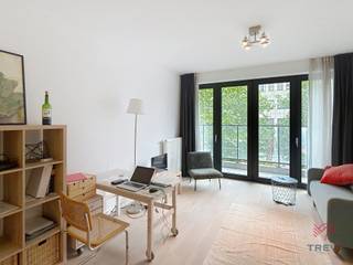 <p><strong>ETTERBEEK - In de Europese wijk, in de nabijheid van alle Europese instellingen, dicht bij openbaar vervoer en winkels, in het project "Belview", ONBEMEUBELD appartement met 1 slaapkamer van circa 63m² woonoppervlakte.</strong></p>
<p><span>Op de 1ste verdieping:</span></p>
<ul>
<li>
<p>Inkomhal met apart toilet en technische ruimte</p>
</li>
<li>
<p>Leefruimte van circa 26m² (6,8 x 4,8) met Oost-gericht terras van circa 4m²</p>
</li>
<li>
<p>Volledig uitgeruste open keuken (oven, kookplaten, afzuigkap, koelkast/vriezer, vaatwasser) aansluitend op de leefruimte</p>
</li>
<li>
<p>Slaapkamer van circa 14m² (4,1 x 3,5)</p>
</li>
<li>
<p>Aangrenzende badkamer (bad, wastafel, wasmachine)</p>
</li>
</ul>
<p>Kelder nr. 15</p>
<p>Lasten van 235€/maand – Forfait van 110€ voor de gemeenschappelijke delen – Voorschot van 125€ voor warm water en verwarming <br />Eenmalige verhuiskosten van 50€ ! <br />Brandverzekering aan 100€/jaar !</p>