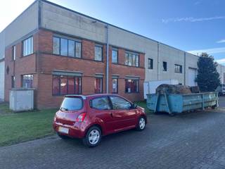 Magazijn is 159 m² en kantoor 96 m².Gelegen in de industriezone van Wijnegem.Centraal nabij de E313 en E19 en rondpunt Wijnegem...