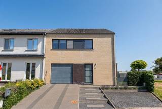 <h3><span>Instapklare halfopen woning met 3 slaapkamers en zwembad te Bilzen</span></h3><p><span>Deze verzorgde halfopen bebouwing uit 2009 is gelegen op een perceel van 3 a 19 ca in Bilzen en beschikt over een bewoonbare oppervlakte van 173 m². Dankzij de praktische indeling, de volledig omheinde tuin en het ingebouwde zwembad is deze woning de ideale gezinswoning.</span></p><p><span>We betreden de woning via de inkomhal, waar zich een apart gastentoilet bevindt. Via een glazen deur bereiken we de lichtrijke woonkamer, die dankzij de grote raampartijen geniet van een aangename natuurlijke lichtinval. De woonkamer sluit naadloos aan op de eetruimte en de open keuken, wat zorgt voor een ruimtelijk gevoel.</span></p><p><span>De keuken biedt een mooi uitzicht op de tuin en is uitgerust met een ingebouwde koelkast, oven, inductiekookplaat, dampkap en vaatwasser.</span></p><p><span>Aansluitend aan de eetruimte bevindt zich een praktische hal die toegang geeft tot de berging. Hier zijn de condensatieketel en de aansluitingen voor een wasmachine en droogkast voorzien. Vanuit deze hal bereikt u eveneens de inpandige garage met sectionale poort en de achterdeur die toegang biedt tot de tuin.</span></p><p><span>Op de verdieping geeft de nachthal toegang tot drie slaapkamers. De master bedroom beschikt over een praktische inloopdressing. Verder bevindt zich op deze verdieping een ruime badkamer, uitgerust met een dubbele lavabo in meubel, ligbad, douche en toilet.</span></p><p><span>Daarnaast beschikt de woning over een ruime zolder, ideaal voor het opbergen van allerhande spullen.</span></p><p><span>Buiten geniet u van een volledig omheinde tuin met een aangenaam terras, een ingebouwd zwembad en een tuinhuis. Hierdoor vormt de tuin een ideale plek om te ontspannen en te genieten van het buitenleven in alle privacy.</span></p><p><span>Bent u op zoek naar een instapklare woning met drie slaapkamers, een inpandige garage en een prachtige tuin met zwembad? Dan is deze woning in Bilzen zeker een bezoek waard.</span></p><p><span> </span></p><p><span>Meer info of graag een bezichtiging? Neem contact op met Iris via 0483 110875 of Iris@jemar.be</span></p>