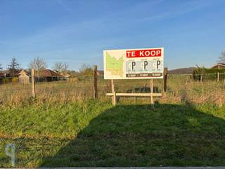 Langs een centrale ligging te Balegem, Oosterzele, vinden we deze ruime, betaalbare bouwgrond voor het optrekken van een open bebouwing, met 1 bouwlaag en een zadeldak. Bij de grond horen reeds plannen, welke zijn te verkrijgen op aanvraag via ons kantoor. Ideaal voor het optrekken van een betaalbare open bouw op een centrale ligging, met zicht op groen en een ruime tuin! Topper! Voor meer inlichtingen of een bezoek, contacteer Veronique 0483/676579
