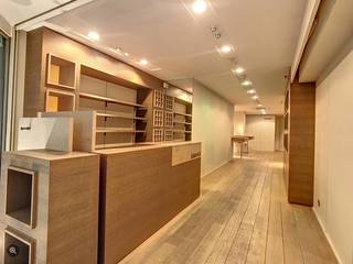 Op zoek naar een handelszaak die meteen klaar staat om te openen? Dit handelspand van ca. 82 m² in het bruisende centrum van Kortrijk is precies dat: een instapklare troef op een locatie waar klanten je vanzelf vinden.<br />Het pand combineert een aantrekkelijke etalage met een ruime, flexibel indeelbare commerciële ruimte, ideaal om je eigen concept volledig tot zijn recht te laten komen. Daarnaast beschik je over een toilet, stockruimte en een kelder voor extra opslag, en zijn er parkeermogelijkheden in de buurt, zodat ook je klanten vlot tot bij je geraken. Een pand met karakter, op een plek waar het gebeurt. Interesse of een bezoek inplannen?