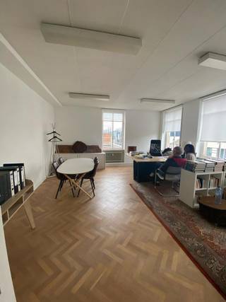 Bureaux à louer au 7e étage dans le quartier Leopold avec terrasse. Le building est situé à la station de métro Trône. Les espaces disponibles seront entièrement renovés par le proprietaire selon les souhaits du locataire.  La vue sur le parc de Bruxelles est magnifique. Près du bâtiment se trouvent nombres de services; Banques, restaurants,...