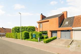 <p>Op zoek naar een ruime en instapklare gezinswoning met tal van mogelijkheden? Deze verzorgde woning in Gullegem combineert comfortabele leefruimtes met een praktische indeling, een zonnige tuin en een garage.<br /><br />Indeling: Je betreedt de woning via de ruime inkomhal met gastentoilet en directe toegang tot de garage. Vervolgens kom je in de grote leefruimte met gezellige zithoek voorzien van een houtkachel en een aparte eetplaats. Aansluitend bevindt zich de keuken met zicht op de tuin en toegang tot de ruime veranda, waar het heerlijk vertoeven is in elk seizoen.<br />Op de eerste verdieping bevinden zich drie volwaardige slaapkamers, waarvan één met praktische dressing, en een badkamer. Bovendien is er ook een zolder aanwezig, wat praktische opbergruimte biedt.<br /><br />Buiten geniet je van een aangename tuin, een oprit en garage. Daarnaast is er vrijblijvend de mogelijkheid om een ruime loods/atelier van 155 m² bij te kopen, toegankelijk via een achterliggende privéweg, ideaal voor zelfstandigen, hobbyisten of extra stockage.<br /><br />Troeven: instapklare en ruime woning, bewoonbare oppervlakte van 222 m² g,arage en oprit, energiezuinig dankzij zonnepanelen, rustige en praktische ligging, mogelijkheid tot aankoop van een loods/atelier van 155 m²<br /><br />Een woning met ruimte en comfort op een vlotte ligging in Gullegem.<br /><br />Interesse? Contacteer ons via feline@immobeguin.be</p>