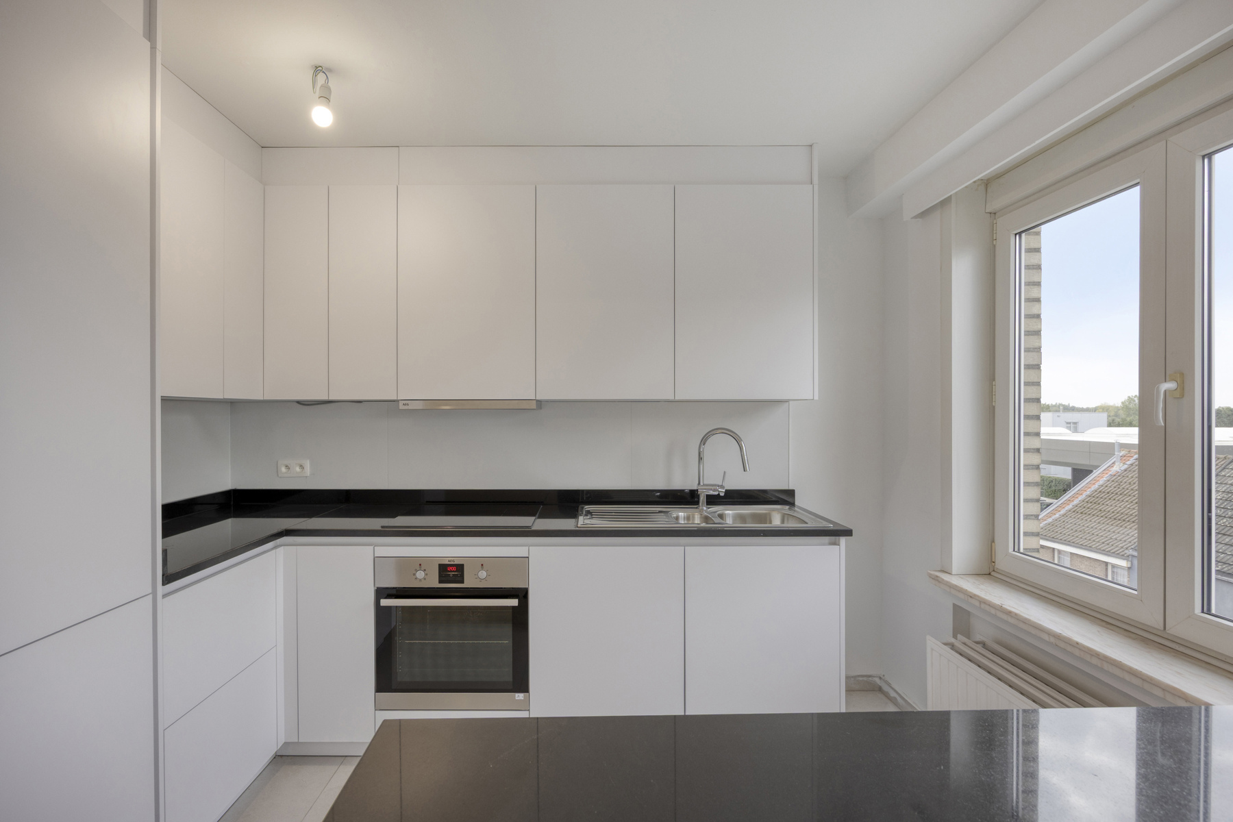 Luxueus gerenoveerd appartement met twee kamers en garage - foto 4