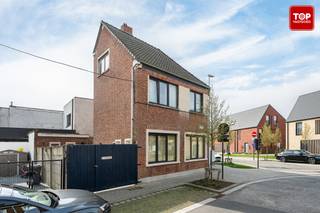 In een rustige en centraal gelegen residentiële buurt treffen we deze statige hoekwoning, oorspronkelijk ontworpen door architect Keppens. Deze...