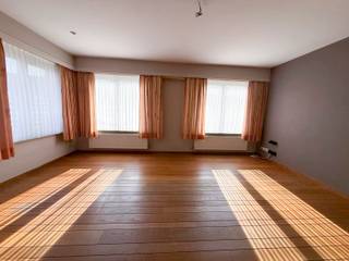 Recente halfopen bebouwing gelegen op een perceel van ca. 385 m².<br /><br />Indeling en omschrijving:<br />U betreedt deze rustig gelegen woning via de inkomhal met vestiaire en gastentoilet. De gezellige woonkamer werd afgewerkt met een parketvloer. Aansluitend vindt u de lichtrijke keuken, die dankzij de glaskoepel geniet van voldoende natuurlijke lichtinval. Naast de keuken bevindt zich een inloopdouche. De woning is voorzien van rolluiken. <br />Op de eerste verdieping vindt u twee slaapkamers, een dressing en badkamer uitgerust met ligbad, toilet en lavabo met meubel. Ten slotte beschikt deze woning nog over een praktische zolder, welke perfect kan worden afgewerkt als een volwaardige extra slaapkamer.<br />Buiten geniet u van een volledig aangelegde tuin met een ruim bijgebouw, ideaal als hobbyruimte, opslagplaats of extra bergruimte. <br /><br />Extra info: gunstig gelegen I <span>EPC 286 kWh/ (m² jaar) label C I infoplicht: Vg, Wg, Vv, Gvkr, Gmo I watertoets: P-score: A I G-score: A.</span>