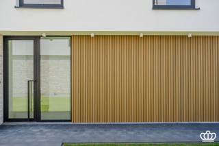 <p><span>Stijlvolle halfopen nieuwbouwwoning met een prachtig open uitzicht over de achterliggende landerijen. De woning omvat o.a. ruime leefruimte, open keuken, 3 slaapkamers,  bureel, ingerichte badkamer en overdekte autostaanplaats met afgesloten tuinberging, op een perceel van ca. 422 m².<br />Deze energiezuinige gezinswoning combineert hedendaagse architectuur, hoogwaardige materialen en een doordachte indeling waar ruimte, licht en woonkwaliteit centraal staan.</span></p><p><span> </span></p><p><span>INDELING</span></p><p><span> </span></p><p><span>Gelijkvloers</span></p><p><span>Via de ruime inkomhal met vestiairehoek en gastentoilet betreedt u de woning. Meteen valt de hoge afwerkingsgraad op, met een doorlopende tegelvloer en een overvloed aan natuurlijke lichtinval dankzij de grote raampartijen die zowel op het gelijkvloers als de verdieping doorlopen tot op de vloer.</span></p><p><span>Aan de voorzijde van de woning ligt de aparte leefruimte, ingericht als een rustige zit- of tv-kamer. Verder is er een eetruimte die verbonden is met de leefkeuken. De centrale positie van de keuken zorgt voor een moderne en gezellige woonbeleving waarbij alle leefruimtes mooi met elkaar verbonden zijn.</span></p><p><span>Het hart van de woning wordt gevormd door de royale leefkeuken van Keukens Konings. Deze luxueus uitgeruste keuken beschikt over een kookeiland, hoogwaardige inbouwtoestellen waaronder een BORA-inductiekookplaat, down-draft systeem, combi oven-microgolf en oven, vaatwasser en koelkast. Dankzij de directe verbinding met het overdekte terras en de tuin vormt deze ruimte een aangename plek voor het dagelijkse gezinsleven.</span></p><p><span>Aansluitend bevindt zich een praktische technische berging met aansluitingen voor wasmachine en droogkast, een uitgietbak en extra opbergruimte. </span></p><p><span> </span></p><p><span>Eerste verdieping</span></p><p><span>Op de verdieping zorgt een ruime en lichtrijke nachthal voor een open gevoel en biedt deze bovendien de mogelijkheid om een bureau- of werkhoek te creëren. Verder beschikt de woning over drie volwaardige slaapkamers van respectievelijk 20 m², 15 m² en 14 m². De badkamer werd stijlvol afgewerkt en is voorzien van een ligbad, een ruime inloopdouche, een dubbele wastafel en een toilet. De hele verdieping is op tegelparket.</span></p><p><span> </span></p><p><span>Tuin</span></p><p><span>Ook buiten werd veel aandacht besteed aan comfort en afwerking. De tuin werd reeds ingezaaid en aangelegd met verzorgde klinkerpaden. Achteraan bevinden zich een afgesloten tuinberging in houtlook, een overdekte autostaanplaats en een ruim overdekt terras dat perfect aansluit op de leefruimte en keuken. </span></p><p><span> </span></p><p><span>Bijzonderheden</span></p><p><span>-Warmtepomp</span></p><p><span>-Vloerverwarming</span></p><p><span>-Zonnepanelen</span></p><p><span>-Regenwaterput van 5.000 liter met recuperatie voor de toiletten en buitenkraan. </span></p><p><span>-De woning werd gebouwd met een theoretisch E-peil van 19, wat resulteert in een bijzonder energiezuinig geheel.</span></p><p><span>-Volledig geschilderd, inclusief muren, plafonds, deuren en deurlijsten.<br />-Verlichtingsarmaturen aanwezig.</span></p><p><span>-Uitzonderlijk veel ruimte, een hoogwaardige afwerking, flexibele indelingsmogelijkheden en een uniek uitzicht op de landerijen</span></p><p><span>-Wordt verkocht onder BTW-stelsel.</span></p><p><span> </span></p><p><span>EPB in opmaak</span></p><p><span> </span></p>