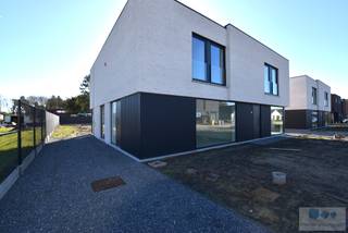 In een residentiële verkaveling te Laakdal, bevindt zich dit energiezuinig nieuwbouwproject bestaande uit 4 halfopen bebouwingen met modern...