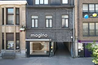 <p>Gelegen in de winkelstraat van Deinze bevindt zich dit handelspand met een afzonderlijk magazijn. Het handelspand heeft een oppervlakte van ca. 108 m² aangevuld met een magazijn van ca. 130 m². Dit biedt een uitstekende opportuniteit voor ondernemers die op zoek zijn naar een commerciële locatie met optimale zichtbaarheid, veel passage en een vlotte bereikbaarheid.<br /><br />Het handelspand bestaat uit een winkelruimte met twee paskamers, een multifunctionele ruimte met open keuken, een afzonderlijk toilet en een berging. <br /><br />Het achterliggende magazijn biedt ruime opslagmogelijkheden en vormt een waardevolle aanvulling op het handelspand. Bovendien kan het magazijn eveneens gebruikt worden als parkeerplaats voor één of meerdere wagens.<br /><br />Onmiddellijk beschikbaar.<br /><br />Benieuwd naar deze handelsruimte met magazijn? <br />Maak een afspraak via hanna@landbergh.be of 09 225 25 24.</p>