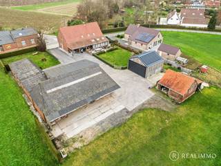 Deze alleenstaande woning is rustig gelegen in het landelijke Wortegem-Petegem en bevindt zich op een ruim perceel van 8.292 m², volledig vrij...