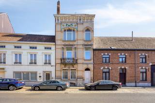 <p><strong>Diest: karaktervolle Art Deco-woning te koop in centrum Diest</strong></p>
<p>Deze unieke eigendom combineert wonen en werken op een uitzonderlijke manier en is gelegen op een gunstige locatie in Diest. De prachtige <strong>Art Deco-gevel</strong> geeft de hoofdwoning een bijzonder karakter. Ideaal voor vrije beroepen, een zelfstandige activiteit of wie wonen en werken wil combineren.</p>
<p>De woning verkeert in goede staat en kan mits een lichte opfrissing volledig naar eigen smaak worden ingericht. De ruime tuin, garage voor vier wagens en extra parkeerplaatsen zorgen voor extra comfort en privacy.</p>
<p><strong>Indeling:</strong></p>
<strong>Nr. 13:</strong> inkomhal, toilet, wachtzaal, praktijkruimte en bureel<br /><br /><strong>Nr. 11:</strong> inkomhal, wachtzaal, toilet, praktijkruimte en berging, verbonden via een bureel<br /><br /><strong>Nr. 9:</strong>
<ul><li><strong>Kelder</strong></li><li><strong>Gelijkvloers:</strong> inkomhal, zitkamer, bar, gastentoilet, woonkamer, eetplaats, keuken en bijkeuken</li><li><strong>Eerste verdieping:</strong> bibliotheek, wasplaats, masterbedroom met dressing en badkamer, twee slaapkamers, tweede badkamer en berging (mogelijke derde slaapkamer)</li><li><strong>Tweede verdieping:</strong> twee slaapkamers en berging (mogelijkheid badkamer/toilet)</li><li><strong>Zolder:</strong> bergruimte met mogelijkheid tot extra slaapkamers</li></ul>
<strong>Buiten:</strong> deels overdekt terras, ruime tuin, garage voor vier wagens en twee staanplaatsen
<p><strong>Troeven:</strong></p>
<ul><li>Twee praktijkruimtes met aparte toegangen</li><li>Garage voor vier wagens + extra parkeerplaatsen</li><li>Ruime tuin met veel privacy</li></ul>
<p>Ontdek deze veelzijdige eigendom en plan vandaag nog uw bezoek.</p>
<p><strong>JOUW WONING. JOUW PRAKTIJK. JOUW MOGELIJKHEDEN. ZO GEVONDEN!</strong></p>