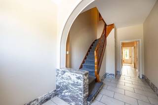 <p><span>Instapklare woning vlakbij het centrum van Schoten</span></p><p><span> </span></p><p><span>* Gelijkvloers : inkomhal op keramische tegels met gastentoilet en wasplaats, berging, slaapkamer of bureel (15m²), aangename veranda met toegang naar de zuid-west georiënteerde tuin, zeer ruime inpandige garage met automatische sectionaalpoort. </span></p><p><span> </span></p><p><span>* Verdieping : lichte woon en eetkamer op hoogwaardige laminaat, volledig ingerichte open keuken, afzonderlijke badkamer met lavabo / toilet en douchecel.</span></p><p><span> </span></p><p><span>* 2de verdieping : nachthal, 2 slaapkamers met ingebouwde airco's, kasten en lavabo.</span></p><p><span> </span></p><p><span>- kelder</span></p><p><span>- CV-installatie op gas</span></p><p><span>- zonnepanelen</span></p><p><span>- Zuid-west-georiënteerde tuin</span></p><p><span>- tuinhuis</span></p>