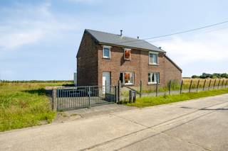 <p>Op een prachtig perceel van maar liefst 26 are, geniet deze woning van een uniek en weids vergezicht over het omliggende landschap. Gelegen in het landelijke Glabbeek biedt dit eigendom een uitzonderlijke kans voor wie op zoek is naar ruimte, rust en de mogelijkheid om een woning volledig naar eigen smaak en wensen te creëren.<br /><br />De woning beschikt momenteel over een bewoonbare oppervlakte van 176 m² en omvat vijf slaapkamers. Ze dient volledig gerenoveerd te worden, waardoor u de vrijheid heeft om de indeling, afwerking en technieken volledig af te stemmen op uw persoonlijke woonwensen en hedendaagse comforteisen.<br /><br />Dankzij het ruime perceel zijn er tal van mogelijkheden om een prachtige tuin, terras of buitenbeleving uit te werken met blijvend zicht op het groen. De combinatie van de royale grondoppervlakte, de landelijke ligging en het open uitzicht maakt van deze eigendom een zeldzame opportuniteit voor gezinnen, investeerders of handige renovateurs.<br /><br />Bent u op zoek naar een woning met karakter, potentieel en een uitzonderlijke ligging? Dan is dit pand in Glabbeek absoluut een bezoek waard. Laat uw creativiteit de vrije loop en realiseer hier uw droomwoning op een unieke locatie.<br /><br />Interesse? Neem contact op met Thomas via +32 499 22 99 24 of thomas@sophimo.be.</p>