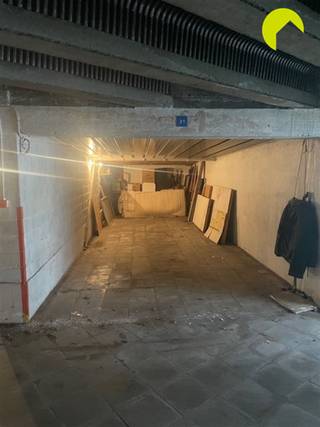 <p><span>Vlakbij het Te Boelaerpark bieden wij u 2 gunstig gelegen open garageboxen nr 20 en 21 in dit kleinschalig garagecomplex.</span></p><p><span>De inrit is via de Bikschotelaan en het garagecomplex beschikt over een manuele kantelpoort. </span><span>De inrijhoogte is 1m77.</span></p><p><span> </span></p><p><span>Ze zijn afzonderlijk te koop, momenteel niet verhuurd en daardoor onmiddellijk beschikbaar bij akte.</span></p><p><span>De syndicus is MVP Immobiliën te Borgerhout. Maandelijkse gemeenschappelijke lasten bedragen €11,75 per plaats.</span></p><p><span> </span></p><p><span>Afmetingen (zie plan):</span></p><p><span>Breedte 3 m</span></p><p><span>Diepte 8,34 m</span></p><p><span>Hoogte van de inrit 1,77 m</span></p><p><span> </span></p><p><span>De linkerbox heeft achteraan een afgesloten compartiment van 3 m breed x 2,10 m diep, ideaal voor fietsen of brommer.</span></p><p><span>De boxen mogen niet individueel afgesloten worden met een poort.</span></p><p><span> </span></p><p><span>Overstromingsgevoeligheid:</span></p><p><span>P-score (perceelscore): A</span></p><p><span>G-score (gebouwscore): A</span></p><p><span> </span></p><p><span>In hetzelfde complex verkopen we ook 2 naast elkaar gelegen autostaanplaatsen.</span></p><p><span> </span></p><p><span>Voor meer info of een bezoek ter plaatse bel 03/449.42.41 of surf naar <span>www.habicom.be</span></span><span> </span></p><p><span>Benieuwd naar de waarde van jouw woning? Check het gratis op <span>www.watismijnhuiswaard.be</span></span></p><p><span> </span></p>