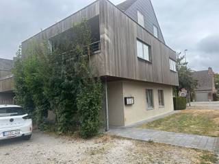 <p><span><span> </span></span></p><p><span><span>Ruim duplexappartement van 115m² met 3 slaapkamers te Eine.</span></span></p><p><span><span> </span></span></p><p><span><span>INDELING</span></span></p><p><span><span> </span></span></p><p><span><span>Op de eerste verdieping bestaat het appartement uit een inkomhal met toilet en berging, grote living met open keuken en aparte berging.</span></span></p><p><span><span>Op de tweede verdieping heb je 3 slaapkamers en een badkamer met bad, douche en toilet.</span></span></p><p><span><span>Het appartement heeft achteraan een groot terras.</span></span></p><p><span><span>Beneden hoort er een staanplaats bij het appartement.</span></span></p><p><span><span> </span></span></p><p><span><span>PRAKTISCH</span></span></p><p><span><span>Het appartement is beschikbaar vanaf 1/12/26</span></span></p><p><span><span>Vraag uw bezoek aan via onze site immodhondt.be</span></span></p>