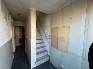 Deze woning, gelegen aan het rustige Vogeleinde in Wellen, biedt een uitzonderlijke combinatie van ruimte, mogelijkheden en reeds uitgevoerde kernrenovaties. 

Met een perceel van 16a70ca en een grote schuur tegen de woning is dit een ideale opportuniteit voor wie zoekt naar een eigendom met potentieel én toekomstwaarde.

Waarom deze woning een slimme keuze is:

- 16a70ca grond – zeer mooie perceelgrootte

- Grote schuur – perfect voor opslag, hobbyprojecten, zelfstandigen of uitbreiding

- Nieuwe ramen met dubbel glas – meteen energiezuiniger en onderhoudsarm

- Elektriciteit nagenoeg volledig vernieuwd – grote kost reeds achter de rug

- Volledig nieuw dak met isolatie– duurzame en veilige basis voor de toekomst

- Badkamer met nieuwe elementen – o.a. nieuw bad en modern kraanmeubel

- Rustige, landelijke ligging met vlotte verbinding naar het centrum, winkels en scholen

- Nieuwe sectionale poort


De ideale woning voor renoveerders met visie

Binnenin is er nog werk, maar precies dat maakt deze woning zo aantrekkelijk voor wie graag volledig naar eigen smaak afwerkt, zonder te moeten starten van nul. Met deze vernieuwde basisstructuur zijn al belangrijke investeringen gebeurd.

Troef voor investeerders of gezinnen

Dankzij het grote perceel, de schuur en de reeds uitgevoerde renovaties is dit pand een sterke keuze voor zowel eindgebruikers als investeerders. Het biedt een uitstekende fundering om een waardevolle gezinswoning met meerwaarde te creëren.
