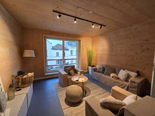 MOLENBEEK-ST-JEAN - (A02.04) Ontdek een prachtige, unieke flat in het Tannat project, meer dan alleen een woning; een plek om te wonen, een gemeenschapsgevoel. Dit project combineert elegantie, comfort en ecologisch verantwoord design in het hart van Brussel. U profiteert van snelle toegang tot het openbaar vervoer, evenals een groot aantal winkels en voorzieningen op een wandelafstand. Dit 3 slaapkamerappartement met een royale oppervlakte van ±134m², is ideaal voor starters. Het omvat een inkomhal die uitgeeft op een lichte woonkamer van ± 40 m² met een volledig uitgeruste keuken. De nachtruimte bestaat uit 3 slaapkamers (±14m²,±14m²,±13m²), 1 badkamer, 1 doucheruimte en een technische ruimte. Een terras van 15m² is toegankelijk vanuit de woonkamer en slaapkamer. Een parkeerplaats is te huur voor €100/maand. Het aantal parkeerplaatsen is beperkt, dus registreer snel uw interesse! Het Tannat project onderscheidt zich door de gemeenschapszin en talrijke gemeenschappelijke ruimtes. U kunt onder meer genieten van een groene binnentuin van 1.500 m², een privéruimte, wasfaciliteiten, een gedeelde fietsenstalling en vele andere verrassingen die uw dagelijks leven nog aangenamer zullen maken.
Voorzieningen en vaste kosten : 285€/maand. Beschikbaar. Geschatte EPB: B (onder voorbehoud van herziening bij voltooiing van de bouw). Afmetingen enkel ter informatie.