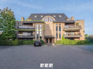 <strong>RUIM APPARTEMENT OP DE 2DE VERDIEPING MET 3 SLAAPKAMERS, 2 BADKAMERS, 2 TERRASSEN EN ONDERGRONDSE GARAGEBOX.</strong><br /><br /><strong>TROEVEN</strong><br />- Ruim appartement gelegen op de 2de verdieping.<br />- Royale woonkamer van ca. 80 m² met gashaard.<br />- 3 slaapkamers, waarvan 1 met dressing en ensuite badkamer.<br />- 2 badkamers, waarvan 1 voorzien van een ligbad en douchecabine.<br />- 2 terrassen met een gezamenlijke oppervlakte van ca. 31,69 m².<br />- Ondergrondse, afgesloten garagebox van ca. 26,04 m².<br /><br /><strong>VERDIEPING -1</strong><br />Ondergrondse, afgesloten garagebox (8,40 x 3,10 = 26,04m²): betonvloer.<br /><br /><strong>GELIJKVLOERS</strong><br />Gemeenschappelijke inkomhal.<br /><br /><strong>VERDIEPING +02</strong><br />- Inkomhal (2,29 x 5,44 = 12,50m²): tegelvloer.<br />- Toilet (1,18 x 2,31 = 2,73m²): wastafel, tegelvloer.<br />- Woonkamer (10,37 x 7,72 = 80,06m²): gashaard, tegelvloer.<br />- Terras 1 (3,00 x 5,58 = 16,74m²).<br />- Terras 2 ((4,70 x 2,76) + (1,86 x 1,03) = 14,95m²).<br />- Keuken (4,54 x 5,14 = 23,34m²): gasvuur, dampkap, lades, kolomkasten, oven, combi-oven en vaatwasser, tegelvloer.<br />- Berging (2,30 x 1,68 = 3,86m²): tegelvloer.<br />- Slaapkamer 1/bureau (4,05 x 3,45 = 13,97m²): tegelvloer.<br />- Slaapkamer 2 (4,06 x 3,90 = 15,83m²): laminaat.<br />- Dressing (1,98 x 3,21 = 6,36m²): laminaat.<br />- Ensuite badkamer (3,10 x 4,03 = 12,49m²): ligbad, douchecabine, wastafel en toilet, tegelvloer.<br />- Slaapkamer 3 (3,14 x 4,97 = 15,61m²): laminaat.<br />- Badkamer 2/wasplaats (3,00 x 2,75 = 8,25m²) – wasplaats, inloopdouche en technische voorzieningen, tegelvloer.<br /><br />Bekijkt u deze advertentie via een aanverwante vastgoedsite, surf dan zeker naar onze website www.N78vastgoed.be voor een uitgebreide beschrijving en foto's. Meer info: +32 (0)89 86 18 88 of info@N78vastgoed.be.