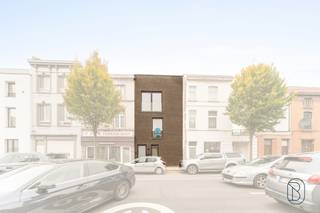 RECENT GEBOUWDE BEN-WONING nabij het centrum van Gent. Deze ENERGIEZUINIGE woning beschikt over 3 volwaardige slaapkamers, 2 badkamers, 2 bergingen en een extra bureauruimte. Het gelijkvloers omvat een inkomhal, gastentoilet, 2 bergingen en een gezellige leefruimte met open keuken en kookeiland, uitgevend op een ruime, zonnige tuin met weinig inkijk. Op de eerste verdieping bevindt zich een eerste slaapkamer, een bureau, een badkamer en een apart toilet. De tweede verdieping telt nog 2 slaapkamers en een tweede badkamer.<br />Extra troef: ondergrondse garage met privéberging inbegrepen. Ideale gezinswoning op toplocatie met maximaal comfort en minimale energiekosten.<br />Meer info op plan je bezoek: WWW.IMMOBEGUIN.BE of info@immobeguin.be