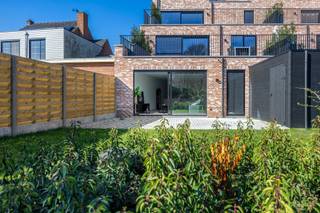 Maak kennis met dit uitzonderlijk ruim BEN-nieuwbouwappartement in het project Jamalie met 3 slaapkamers, een bewoonbare oppervlakte van 141 m2, een terras van maar liefst 30m2 en met een privé tuin aanpalend aan de gemeenschappelijke tuin. Gmo/Gvkr/Gvv/Vg/Wg
Bijzonderheden :
- duurzame energie, vloerverwarming met warmtepomp, zowel verwarmen als koelen.
- E-peil 20 : korting van 50% op de onroerende voorheffing gedurende 5 jaar.
- grote raampartijen voor veel lichtinval.
- mooi vrij uitzicht op het groen.
- badkamer met ligbad en inloopdouche.
- bovengrondse staanplaats inbegrepen in de prijs.
- staanplaats in de ondergrondse garage + berging zijn verplicht aan te kopen.
- mogelijkheid tot kopen aan 6%, ook voor investeerders mits aan de voorwaarden voldaan wordt.
- met staanplaats  6
- afgesloten tuinberging