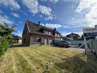 Zeer ruime woning nabij het centrum. De inkomhal met wc geeft toegang tot een ruime living met groot schuifraam naar terras en tuin. De...