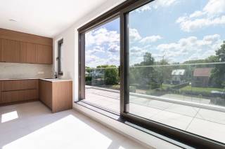 Welkom bij Residentie GOUWBERG, een exclusief nieuwbouwproject met 6 trendy appartementen (ca. 75m² - 92m²) die luxe, comfort en een tijdloze architectuur combineren.<br /><br />Gelegen op een prachtig zuidgericht perceel nabij het dorp van Schilde, biedt deze residentie een unieke combinatie van rust en bereikbaarheid. Zuid-gerichte tuinen en terrassen zorgen voor een ultiem wooncomfort. Geniet van een bruisend winkelcentrum, gezellige restaurants en prachtige dreven op wandelafstand.<br /><br />De appartementen, ontworpen door Christophe Baetens Architecten, blinken uit in moderne elegantie met een harmonieus lijnenspel en hoogwaardige gevelmaterialen. De grote raampartijen zorgen voor een overvloed aan natuurlijk licht.<br /><br />Van bij het ontwerp werd sterk ingezet op wooncomfort en energie-efficiëntie:<br />- Vloerverwarming en -koeling via lucht-waterwarmtepomp<br />- Ventilatiesysteem C+ met smartzones voor een gezond binnenklimaat<br />- Zonnepanelen voor een uiterst laag energiepeil (max. E20)<br /><br />Private bergingen in de kelder en 6 autostaanplaatsen en een fietsenberging achteraan het perceel.<br /><br />Grijp deze unieke kans en ontdek jouw droomappartement in Residentie GOUWBERG! Neem vandaag nog contact op met LISTED voor een persoonlijke projectpresentatie: +32 3 283 51 51.