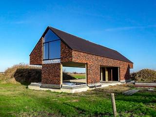 Unieke casco woning op 2ha grond. Een uitzonderlijke casco woning gelegen in het landelijke Lo-Reninge, midden in het groen op een prachtig perceel van 2 hectare. Deze woning is opgetrokken met oog voor kwaliteit en architectuur, en bevindt zich momenteel in ruwbouwfase. De woning valt onmiddellijk op door haar moderne uitstraling, de overvloed aan grote raampartijen en de unieke lichtinval die in elke ruimte voelbaar is. Dankzij de volledige onderkeldering beschikt deze woning over een enorme extra oppervlakte die voor diverse doeleinden kan worden benut zoals opslag, hobbyruimte, wellness of extra woonlagen. Rondom het huis geniet je van weidse uitzichten en volledige privacy, omringd door uitgestrekte velden en een gevoel van rust dat je zelden nog vindt. Op het domein bevinden zich ook meerdere bijgebouwen die perfect kunnen dienen als opslagruimte, werkatelier of als stalling voor dieren, wat deze eigendom uitermate geschikt maakt voor wie droomt van een landelijke woonst met ruimte voor hobby’s of kleinschalige dierenhouderij. De locatie combineert het beste van twee werelden: een landelijke en rustige omgeving met tegelijk een vlotte bereikbaarheid naar de kust en omliggende steden. Deze woning biedt een zeldzame kans voor wie op zoek is naar ruimte, vrijheid en de mogelijkheid om zelf de afwerking volledig naar eigen smaak te bepalen. Verkoop onder registratierechten. Foto 2,4,5,9,11 & 20 zijn foto's die bewerkt werden om een voorbeeld te geven hoe de woning kan worden ingericht.
