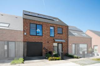 Ontdek deze moderne <strong>nieuwbouwwoning uit 2021</strong>, waar comfort, ruimte en energiezuinig wonen harmonieus samenkomen. Dankzij het BEN-label (Bijna-EnergieNeutraal) geniet je van een bijzonder <strong>laag energieverbruik</strong> en een duurzame woonomgeving.<br />Vanaf het eerste moment word je verwelkomd door de ruime en lichtrijke leefruimtes, perfect afgestemd op hedendaags gezinscomfort. Met <strong>5 volwaardige slaapkamers</strong> en een extra zolderruimte biedt deze woning tal van mogelijkheden, van een royale gezinswoning tot een combinatie van wonen en thuiswerken.<br />Ook buiten werd aan praktisch comfort gedacht: de woning beschikt over een<strong> oprit én een extra parkeerplaats</strong>, ideaal voor meerdere wagens of bezoekers.<br />De ligging vormt een extra pluspunt. Je woont hier op een centrale en gegeerde locatie, vlak bij winkels, scholen en belangrijke verbindingswegen. Zo geniet je van een rustige woonomgeving met alle voorzieningen binnen handbereik.<br /><strong>Troeven: </strong>
<ul>
<li>Moderne nieuwbouwwoning (2021) onder registratiestelsel ( geen btw)</li>
<li>BEN-woning met uitstekende energiezuinigheid ( EPC van -2 Kwh)</li>
<li>5 ruime slaapkamers + zolder</li>
<li>Lichtrijke ruimtes en een bewoonbare oppervlakte van 195 m²</li>
<li>Oprit en extra parkeergelegenheid</li>
<li>Centrale en vlot bereikbare ligging</li>
<li>Woning voor de toekomst ( aansluiting warmtenet)</li>
</ul>
De buitenoverkapping is niet inbegrepen.<br /><br />Wacht niet te lang om deze unieke kans te grijpen. Kom het zelf ontdekken en ervaar de verschillende mogelijkheden die deze woning te bieden heeft. Wij staan klaar om u te verwelkomen in uw toekomstige droomhuis! Bel ons vrijblijvend op voor een bezoek en info. Wij begeleiden u graag met de glimlach op zoek naar uw droomwoning . T. 051 62 40 40.