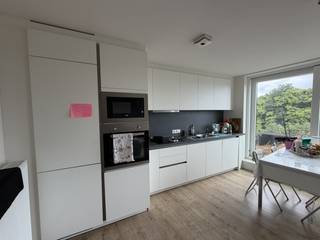 <p>Dit dakappartement met twee slaapkamers is uitstekend gelegen aan de Heernislaan in Gent, op een centrale locatie nabij Gent-Dampoort. Dankzij de gunstige ligging bevinden winkels, supermarkten, scholen, horecazaken en openbaar vervoer zich op wandel- en fietsafstand. Bovendien bereikt u in enkele minuten het historische stadscentrum en geniet u van een vlotte verbinding naar de belangrijkste invalswegen.</p><p> </p><p>Het appartement omvat een ruime en lichtrijke leefruimte met open keuken, een praktische berging/wasruimte, een badkamer en twee slaapkamers. Als absolute troef beschikt het appartement over een ruim terras.</p><p><strong>Extra troeven:</strong></p><ul><li><p>Dakappartement</p></li><li><p>Twee volwaardige slaapkamers</p></li><li><p>Ruim terras</p></li><li><p>Centrale ligging nabij Gent-Dampoort</p></li><li><p>Vlotte verbinding naar het stadscentrum en de belangrijkste invalswegen</p></li></ul><p>Wekt dit pand uw interesse op?</p><p>Aarzel niet en plan een bezoek in via onze website: https://www.vastgoeddevos.be/te-huur. Klik het pand aan dat u wenst te bezoeken en klik vervolgens op <strong>"Maak een afspraak"</strong>.</p>