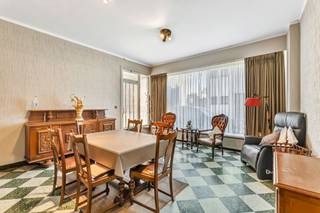 <p>Op een rustige en aangename ligging in Iddergem bevindt zich deze<strong> robuuste woning met tal van mogelijkheden</strong>. Winkels, scholen en openbaar vervoer bevinden zich op een boogscheut en ook de oprit van de E40 is op slechts enkele minuten rijden bereikbaar.</p><p>De woning is ideaal voor jonge koppels, gezinnen of handige kopers die op zoek zijn naar een degelijke constructie die ze volledig naar eigen smaak kunnen moderniseren. Het pand verkeert in een <strong>goede algemene staat</strong> en kan, mits de nodige vernieuwingen, worden omgevormd tot een strakke en tijdloze gezinswoning.</p><p>Op het gelijkvloers bevinden zich een inkom-/voorplaats, een gezellige leefruimte met salon en eetplaats, een keuken, badkamer, toilet, veranda en <strong>garage</strong>. De eerste verdieping omvat een nachthal en <strong>vier slaapkamers</strong>. Via een vaste trap bereikt men de ruime zolderverdieping, waar nog bijkomende kamers of hobbyruimtes kunnen worden ingericht. Kelder aanwezig.</p><p>Buiten beschikt de woning over een gezellig<strong> terras met binnentuin</strong> en een praktische berging.</p><p>Een stevige woning met veel ruimte en potentieel op een rustige, maar toch centraal gelegen locatie. CV op stookolie - Buitenschrijnwerk in hout met dubbele beglazing en enkele beglazing - Dak met pannen - Betonconstructie.</p>