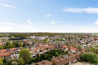 Dit appartement gelegen op de Frans De Vriendtstraat te Berchem, ideaal gelegen van invalswegen, scholen, winkels en dicht tegen de stad. Het appartement zelf bevindt zich de dertiende verdieping met de volgende indeling:<br /><br />Inkomhal met vestiare kast, gezellig leefruimte, volledig ingerichte keuken, drie slaapkamers, badkamer, nachthal en apart toilet.<br /><br />Verder treffen we op het appartement over een ruim overdekt terras (18m²) met zuidoost-oriëntatie. Dit terras is bereikbaar via de schuiframen in de leefruimte en verscheidene deuren in de keuken en twee slaapkamers. <br /><br />Bij het appartement hoort een privatieve kelderberging, gemeenschappelijke fietsenstalling en gemeenschappelijke motostalling.<br /><br />Tot slot beschikt het appartement over een verplicht mee aan te kopen ondergrondse autostaanplaats voor €10.000.<br /><br />Pluspunten:<br />+ Ruim appartement<br />+ Groot terras<br />+ Mobiscore van 9,7<br />+ Vernieuwd dak (2018)<br />+ Autostaanplaats (+€10.000) / kelderberging / fietsen- en motostalling<br />+ Uitstekende ligging nabij openbaar vervoer, winkels, scholen, parken en grote invalswegen<br /><br />Interesse in dit appartement en wenst u graag een bezoek ter plaatse? Surf dan naar onze website www.vbvastgoed.be of contacteer ons via 03 337 50 70.