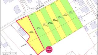 Bouwgrond van 1696 m² voor open bebouwing<br /><br />Deze bouwgrond bevindt zich in Herderen, een gezellige deelgemeente van Riemst. Van hieruit heb je een vlotte verbinding naar omliggende steden zoals Tongeren (7,5 km) en Maastricht (8 km). Ook scholen, buurtwinkels en het openbaar vervoer zijn op wandelafstand bereikbaar. Het oprittencomplex (afrit 32) naar de E313 ligt op 3,5 km. De doodlopende straat zorgt tot slot voor een extra kindvriendelijke en rustige omgeving.<br /><br />Een extra pluspunt is de zuidelijke oriëntatie van de bouwgrond. Bovendien kan het zicht naar het zuiden niet worden geblokkeerd.<br /><br />De grond bestaat uit 1050 m² bouwgrond + 646 m² achterliggende grond.<br /><br />De bouwvoorschriften zijn als volgt:<br /><br />Bouwdiepte:<br />- Gelijkvloers: maximaal 17,00 m zoals aangeduid op het verkavelingsplan inclusief de gelijkvloerse uitbreidingszone.<br />- Verdieping: maximaal 12,00m.<br /><br />Interesse? Laat het ons weten via 089 390 990 of info@immofair.be!