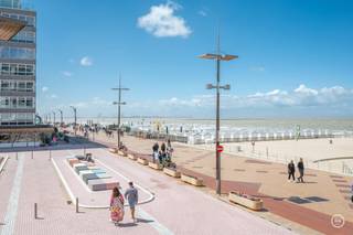 <p>Prachtig hoekappartement met een schitterend uitzicht op zee, gelegen aan het Lichttorenplein in Knokke, vlakbij de Kustlaan waarbij u geniet van het mooiste winkelaanbod van Knokke. <br /><br />Dit appartement biedt een adembenemend frontaal zeezicht en bevindt zich op een toplocatie in Knokke. Dankzij de grote raampartijen geniet de ruime leefruimte van een maximale lichtinval en een uniek panoramisch uitzicht op zee. De open keuken is volledig uitgerust met hoogwaardige toestellen en stijlvolle afwerkingen. Breed terras aan de kant van het plein, waar u gans de middag kunt genieten van de zon. <br /><br />De indeling omvat drie slaapkamers, allen met ingemaakte kasten. De master bedroom beschikt over een ensuite douchekamer met dubbele lavabo, terwijl de andere twee slaapkamers een aparte douchekamer delen. Extra voorzieningen zoals een bergkast met aansluiting voor wasmachine en droogkast, een privatieve kelder en een fietsenberging zorgen voor optimaal comfort. <br /><br />Dit appartement werd tot in de puntjes afgewerkt met oog voor detail, met verfijnde materialen zoals marmeraccenten en hoogwaardige schilderstechnieken. Een unieke woonervaring aan zee die zeker een bezoek waard is. EPC: 152 kWh/m²/jaar - UC: 20240717-0003317150-RES-1</p>