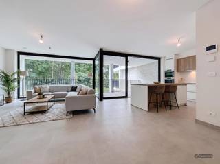 <h1><span>Nieuwbouwappartement met twee slaapkamers in de residentie 'Kasteelvijver' te Langemark.</span></h1><h1><span> </span></h1><h1><span>Dit appartement bevindt zich op het </span><span>gelijkvloers</span><span> en beschikt over een </span><span>bewoonbaar oppervlakte</span><span> van </span><span>109m² </span><span>met een </span><span>terras </span><span>van </span><span>15m²</span><span>.</span></h1><h1><span> </span></h1><h1><span>Indeling</span><span>: </span></h1><h1><span>Ruime </span><span>inkomhal/nachthal</span><span>, </span><span>open keuken</span><span> met </span><span>leefruimte</span><span> die directe toegang biedt tot het groot </span><span>terras.</span><span> Aanpalend aan de keuken bevindt zich de </span><span>berging/wasplaats.</span></h1><h1><span>Verder is er nog een </span><span>gastentoilet</span><span>, </span><span>badkamer met</span><span> inloopdouche en dubbele lavabo en </span><span>twee volwaardige slaapkamers</span><span>.</span></h1><h1><span> </span></h1><h1><span>Er is tevens een </span><span>kelderberging</span><span> bij te kopen, alsook mogelijkheid tot aankopen van </span><span>ondergrondse staanplaats.</span></h1><h1><span> </span></h1><h1><span>De </span><span>warmwaterproductie</span><span> en de </span><span>vloerverwarming</span><span> zal opgewekt worden door een bodem/water </span><span>warmtepomp met ingebouwde boiler.</span><span> De warmte wordt uit de grond gehaald via </span><span>geothermie.</span></h1><h1><span>Doorheen het appartement is er </span><span>ventilatiesysteem D </span><span>(mechanische toevoer en afvoer) voorzien.</span></h1><h1><span>Het appartement beschikt tevens over</span><span> zonnepanelen</span><span> (760Wp) wat het bovendien uiterst zuinig maakt!</span></h1><h1><span> </span></h1><h1><span> </span></h1>