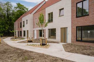 The house has a living area of 117m² and a sunny garden, ideal for enjoying peace and outdoor space.<br /><br />The layout is practical and well thought out:<br />- Entrance hall with guest toilet<br />- A fully equipped kitchen with modern finishes<br />- Bright living space with access to the garden<br />- A practical storage space<br />- 3 full bedrooms<br />- A fully equipped bathroom<br />- Attic accessible via a loft ladder<br /><br />Thanks to its convenient location, the center of Kortrijk is within walking and cycling distance, while the main access roads are also easily accessible. This makes the house ideal for both private occupancy and investment.<br /><br />Mandatory purchase of a carport or parking space. <br /><br />Are you looking for an energy-efficient home with a garden in a prime location in Kortrijk? Then this house in Sluis 9 is definitely worth a visit.<br /><br />Contact Alissia Dewitte - 0472 18 64 21 or Sarah Hanson - 0493 25 46 80 - to schedule a visit or more info.