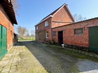 <p>Deze mooie eigendom op 5250 m² grond is prachtig gelegen, in een groene omgeving.</p>
<p>Vanuit de woning, die volledig gerenoveerd dient te worden, is er een fantastisch uitzicht op het aanpalend weiland en de uitgestrekte velden. Ideaal voor dierenliefhebbers en natuurliefhebbers.</p>
<p>Het gelijkvloers is momenteel ingedeeld in een woonkamer, een eetkamer, een keuken en een berging. Op de 1<sup>e</sup> verdieping zijn er verschillende kamers aanwezig en de woning is eveneens voorzien van een kelder.</p>
<p>Op dit perceel, gelegen in agrarisch gebied, zijn verschillende stallingen en een garage aanwezig.</p>
<p>De huidige vergunde functie is landbouw. Indien geen aankoop voor landbouwactiviteit, dan is een voorafgaande omgevingsvergunning vereist.</p>
<p>EPC label F (renovatieplicht van toepassing).</p>