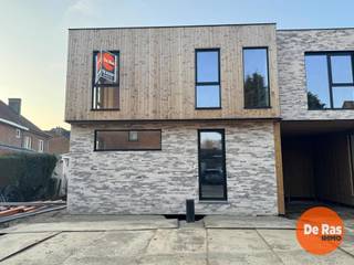 EREMBODEGEM - Deze prachtige nieuwbouwwoning is landelijk gelegen, in een deelgemeente van Aalst. De woning zal in afwerkingsfase worden aangeboden waarbij nog dient te worden voorzien door de koper: keuken, vloeren en badkamer (behalve inloopdouche). De mogelijkheid bestaat ook om op maat verder af te werken door de bouwheer.<br /><br />Naar indeling toe bevindt zich op het gelijkvloers een inkomhal met gastentoilet, een lichtrijke woonkamer, een keuken en een praktische berging. Op de eerste verdieping bevinden zich de nachthal, 3 slaapkamers en een badkamer.<br /><br />Troeven: EPB-nieuwbouw, warmtepomp (koelen en warmen), zonnepanelen, ventilatiesysteem C+, hoge isolatiewaarde, RW-put,..<br /><br />De ligging van dit pand is bijzonder aantrekkelijk met scholen, banken, en supermarkten in de directe omgeving. Daarnaast geniet deze woning van een heel goede bereikbaarheid door het openbaar vervoer, station, belangrijke invalswegen en de E40.<br /><br />Aankoop onder gesplitst stelsel:<br />Constructiewaarde: € 307.000 (21% BTW)<br />Grondwaarde: € 162.000 (12% registratie)<br />Totaal incl. btw en registratie, excl. kosten en excl. notariskosten: €552.910<br /><br />Bent u opzoek naar een nieuwbouwwoning met 3 slaapkamers op een uiterst rustige locatie? Inkijk bouwplannen en bespreking dossier op kantoor na afspraak: 053/60.65.60