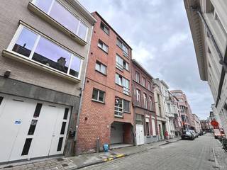 <strong>!!! PLAN NU ONLINE UW BEZOEKAFSPRAAK VIA DE WEBSITE VAN IMMOBOSS !!!</strong><br /><br />Dit instapklaar appartement (90m²) bevindt zich in hartje Gent (nabij Zuid / Reep) en is gelegen in een kleinschalig appartementsgebouw met 5 entiteiten. Het appartement situeert zich op de 1ste verdieping (lift aanwezig) en werd recent volledig opgefrist. Indeling: centrale inkomhal, lichtrijke leef- en woonruimte grenzend aan de ingerichte keuken, handige berging/wasplaats, badkamer met ligbad, apart toilet, 2 volwaardige slaapkamers waarvan 1 met balkon. Mogelijkheid tot het huren van een autostaanplaats achter het gebouw voor € 95/maand.<br /><br />Huurprijs: € 950/ maand + € 50 ( provisie onderhoud gebouw, lift, syndic).<br />Onmiddellijk beschikbaar<br />EPC= 339 kWh/m<sup>2</sup> jaar (Label D)<br />Domicilie verplicht - verhuur aan studenten is niet mogelijk.<br /><br /><strong>!!! PLAN NU ONLINE UW BEZOEKAFSPRAAK VIA DE WEBSITE VAN IMMOBOSS !!!</strong>