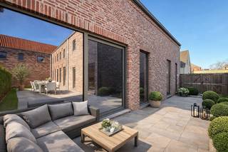 <p><strong>Te koop: Casco woning 1 met veel potentieel – aan 6% btw</strong><br />Woning 1 maakt deel uit van een <strong>kleinschalig woonproject met meerdere woningen</strong>, opgevat als een aangename <strong>woongemeenschap</strong>. Dit biedt extra voordelen zoals <strong>meer veiligheid</strong>, een rustige woonomgeving en een sterk buurtgevoel.</p>
<p>De casco woning vormt een uitstekende basis om volledig naar eigen smaak af te werken en beschikt over <strong>3 slaapkamers</strong>, een <strong>badkamer</strong>, een <strong>keuken</strong> en een <strong>open leefruimte</strong> die zorgt voor een ruimtelijk en licht gevoel. Daarnaast zijn er <strong>parkeergelegenheden</strong> voorzien, wat extra comfort en gemak biedt.</p>
<p><strong>Verkoop aan 6% btw (onder voorwaarden).</strong><br />Interesse? Neem gerust contact op voor meer informatie of een bezoek.</p>