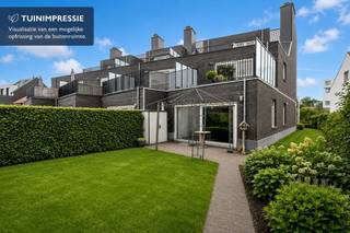 Welkom in dit aangename gelijkvloerse appartement, ideaal gelegen op een steenworp van het gezellige centrum van Hoogstraten. Hier geniet u van alle dagelijkse voorzieningen binnen handbereik, terwijl u toch thuiskomt in een rustige en comfortabele woonomgeving.<br /><br />Bij het betreden van het appartement wordt u verwelkomd in de inkomhal die toegang geeft tot de verschillende leefruimtes. De lichtrijke leefruimte met open keuken vormt het hart van de woning en biedt een aangename plek om te ontspannen, te koken en gezellig samen te zijn. Dankzij de praktische indeling geniet u hier van een optimaal ruimtegevoel.<br /><br />Verder beschikt het appartement over twee volwaardige slaapkamers, een verzorgde badkamer, apart toilet en een ruime berging die zorgt voor extra comfort en opbergruimte. Aan de achterzijde bevindt zich een tuin met terras waar u in alle rust kunt genieten van een kop koffie, een gezellige barbecue of een zonnige namiddag.<br /><br />Als extra troef zijn er 2 staanplaatsen inbegrepen, zodat u steeds over een parkeerplaats beschikt.<br /><br />Met winkels, horeca, scholen, openbaar vervoer en het bruisende centrum van Hoogstraten op korte afstand, combineert deze eigendom een uitstekende bereikbaarheid met comfortabel wonen.<br /><br />De maandelijkse gemeenschappelijke kosten bedragen € 100.<br /><br />Bent u op zoek naar een verzorgd appartement op een centrale locatie in Hoogstraten? Dan nodigen wij u graag uit om deze eigendom zelf te ontdekken.