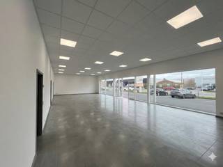 Dit volledig herschilderde handelspand van ca. 170m² is gelegen aan de commercieel interessante Bruggesteenweg te Hooglede. De locatie geniet van...