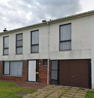 <p>Ruime te renoveren woning in Knokke-Heist<br /><br />Deze ruime te renoveren rijwoning bevindt zich in een rustige residentiële buurt waar de afgelopen jaren heel wat panden een grondige upgrade kregen. De woning beschikt over 5 slaapkamers, een inpandige garage en een mooie oppervlakte als tuin.</p>
<p>Deze woning wordt u aangeboden in samenwerking met het biedplatform van COVAST. <br />Indien u belangstelling heeft om een bod uit te brengen kan dit enkel via ALBERT Vastgoed.<br />Wanneer uw bod weerhouden wordt door de verkoper zal u als koper eveneens instaan voor de betaling van het honorarium aan COVAST. Het hororarium bedraagt 4,50% inc. BTW bovenop de geboden prijs. Alle wettelijke opzoekingen kunt u bekomen na contactname met Albert Vastgoed.<br /><br />Bent u op zoek naar een te renoveren woonst te Knokke-Heist, neem dan voor meer inlichtingen of een bezoek op afspraak contact op met Dominique Baes, ALBERT, op 0498/12.82.20 of via dominique.baes@albert.immo</p>