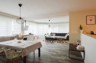 <h1>Bezoekmomenten volzet!!<br /><br />Instapklaar gelijkvloers appartement met terras en 2 ruime slaapkamers</h1>
<p>Dit verzorgd gelijkvloers appartement biedt een aangename combinatie van ruimte, comfort en praktische voorzieningen. Bovendien wordt het appartement vóór ingebruikname voorzien van nieuwe vloerbekleding en volledig herschilderd, zodat de nieuwe huurder kan genieten van een frisse en instapklare woonst. Het terras vormt een mooie meerwaarde voor wie graag buiten vertoeft.</p>
<h3>Indeling</h3>
<p>Via de inkomhal met vestiaire bereikt u de verschillende ruimtes van het appartement.</p>
<p>De lichtrijke leefruimte sluit aan op de open keuken, die beschikt over een keramische kookplaat, oven, koelkast, dampkap, wasmachine en droogkast. Dankzij de open indeling ontstaat een aangename leefomgeving met voldoende plaats voor een eet- en zithoek.</p>
<p>Verder beschikt het appartement over twee ruime slaapkamers van respectievelijk ca. 12 m² en 18 m².</p>
<p>De badkamer is uitgerust met een douche en een lavabo. Daarnaast is er een apart toilet aanwezig.</p>
<p>Extra praktisch zijn de afzonderlijke wasplaats en de private kelderberging, die bijkomende opbergruimte bieden.</p>
<p>Aan de buitenzijde beschikt het appartement over een aangenaam terras.</p>
<h3>Huurvoorwaarden</h3>
<ul>
<li>Beschikbaar vanaf 1 september 2026</li>
<li>Provisie gemeenschappelijke kosten: € 30/maand</li>
<li>Deze provisie omvat het privatieve waterverbruik en het verbruik van de gemeenschappelijke delen</li>
<li>Waarborg: 3 maanden huur, te storten op een geblokkeerde rekening bij Korfine</li>
<li><strong>BEWOONBARE OPPERVLAKTE:</strong> De vermelde "bewoonbare oppervlakte" is gebaseerd op de "bruikbare vloeroppervlakte" zoals vermeld in het EPC.</li>
</ul>
<p>Bent u op zoek naar een ruim en instapklaar gelijkvloers appartement met terras? Dan is deze woning beslist een bezoek waard. De combinatie van twee ruime slaapkamers, een open keuken, praktische bergruimtes en de geplande opfrissingswerken maken dit appartement bijzonder aantrekkelijk.</p>
<p>Interesse? Contacteer ons via <strong>03 535 12 75</strong> voor meer informatie of een bezoek.</p>