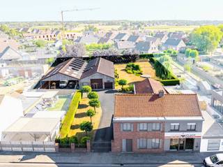 Unieke combinatie van wonen, werken en opslag op een verzorgd site. <br />Bent u op zoek naar een eigendom waar werk en privé naadloos samenkomen? Deze karaktervolle woning op een ruim perceel van meer dan 2.500 m² in Zonnebeke biedt een ongeziene waaier aan mogelijkheden. Met een indrukwekkend magazijn/atelier van maar liefst 550 m² en een bijhorende showroom is dit het ultieme pand voor zelfstandigen, ambachtslieden, kmo’s of voor wie simpelweg nood heeft aan heel wat opslagruimte.<br /><br />Het bedrijfsgedeelte herbergt een rijke historiek als de voormalige Schrijnwerkerij Claus. Het atelier is uitermate functioneel ingericht. Extra troef voor wie in de houtbewerking of bouwsector actief is: de overname van de aanwezige machines en de verdere inrichting is bespreekbaar maar is geen must. Zo start u uw activiteiten hier vanaf dag één! <br /><br />Naast de bedrijfsruimtes biedt het woongedeelte al het nodige comfort. Bovendien koopt u met een gerust hart: de woning beschikt over een gunstig EPC én een blanco elektrische keuring. Geen directe renovatiezorgen of onverwachte kosten op energetisch vlak! <br /><br />Het eigendom is vlot toegankelijk en ligt op een boogscheut van de oprit A19. <br /><br />De belangrijkste troeven op een rij:<br />- Perceeloppervlakte: Meer dan 2.500 m² met uitstekende toegankelijkheid.<br />- Bedrijfsruimte: Magazijn/atelier van 550 m² inclusief representatieve showroom.<br />- Historiek: Voormalige Schrijnwerkerij Claus overname machinepark/inrichting bespreekbaar (geen must) <br />- Energie & Veiligheid: Gunstig EPC-attest en 100% goedgekeurde (blanco) elektriciteitskeuring.<br />- Ligging: Strategisch en vlot bereikbaar te Zonnebeke.<br /><br />Voor meer informatie contacteer Maxime op 0493 25 32 64 of via maxime.delbaere@dewaele.com <br /><br />Bestuursmaatregelen in het maatregelenregister: nee