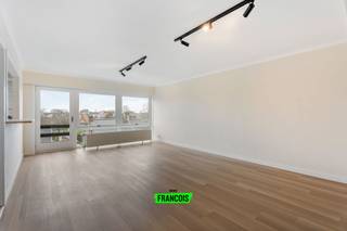 Vlakbij scholen en openbaar vervoer, aan de stadsrand van Diksmuide treffen we dit gerenoveerde appartement met autostaanplaats, private berging...